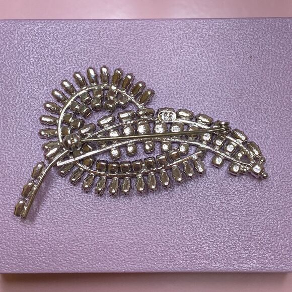 💛 Vintage Rhodium Plated Art Deco Crystal Leaf Brooch - Picture 5 of 6